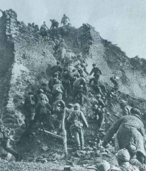 1948年12月，人民解放軍向新保安守?cái)嘲l(fā)起攻擊。這是解放軍戰(zhàn)士登上新保安城頭。 